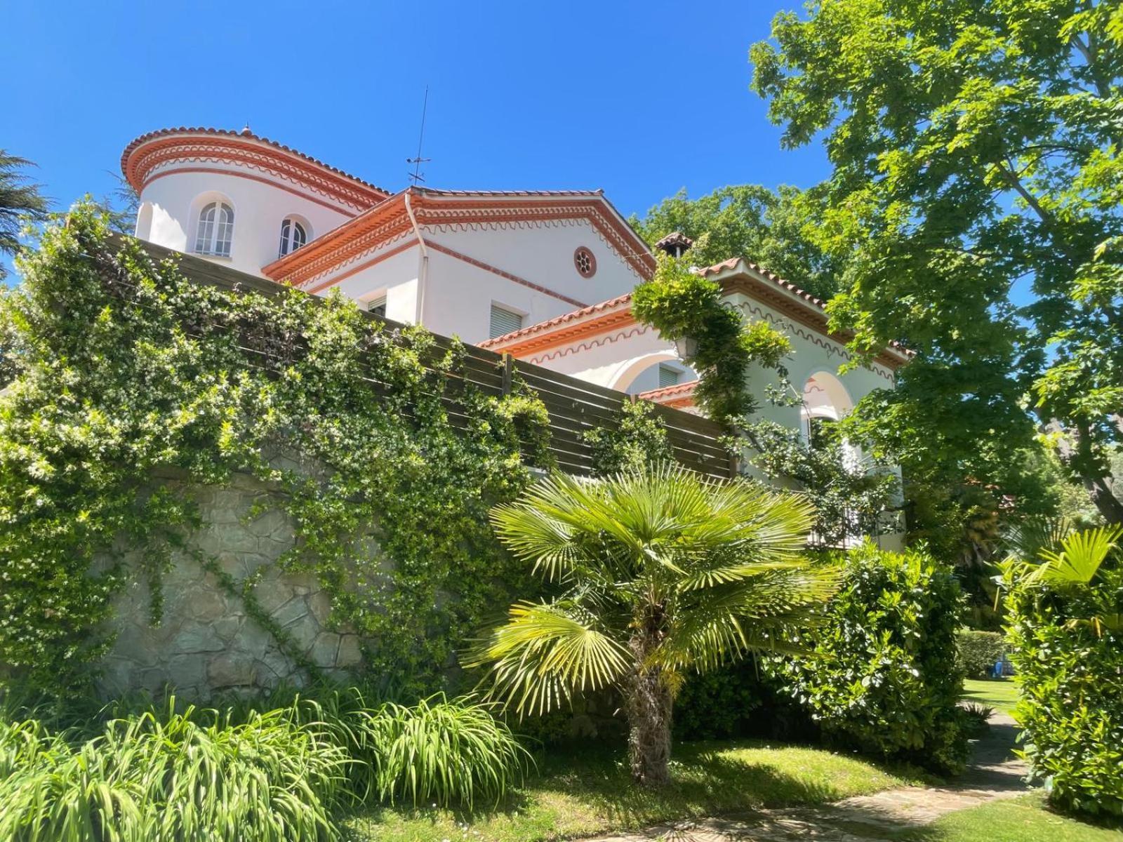 Espectacular Casa Chateau En El Centro De Олот Екстериор снимка