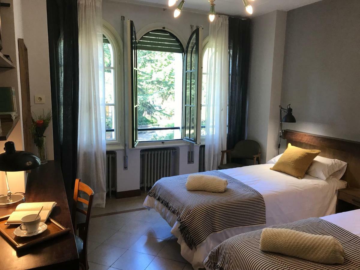 Espectacular Casa Chateau En El Centro De Олот Екстериор снимка